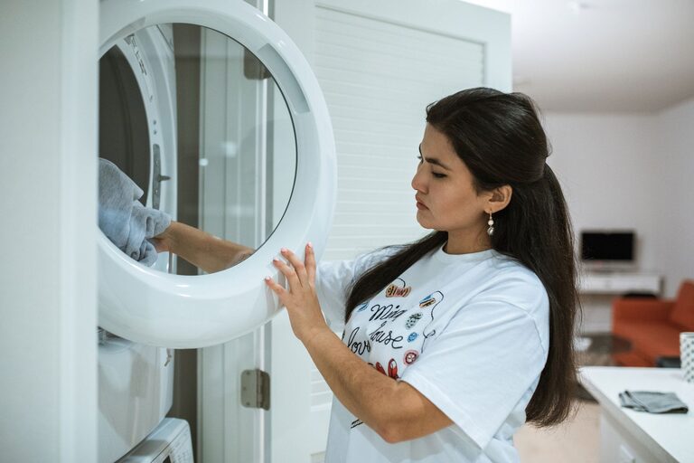 Sfaturi utile pentru a întreține hainele și a le păstra mai mult timp